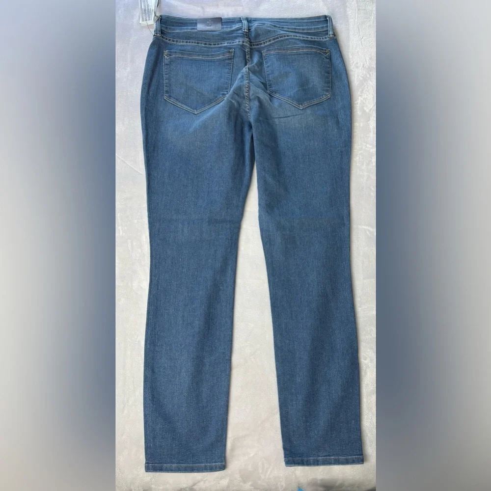 NYDJ Women’s Slim Straight Jeans in Medium Blue Wash NWT SIZE 14 - Picture 3 of 13
